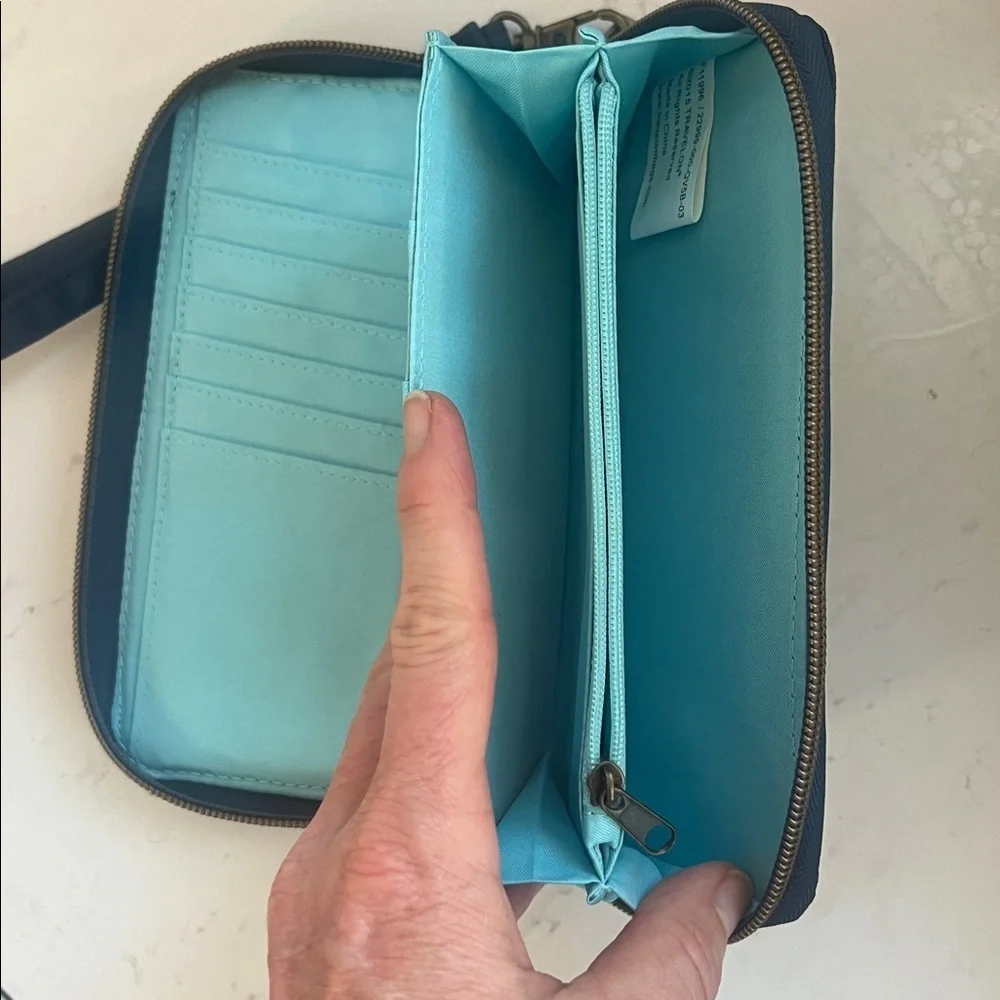 TRAVELON WALLET ZIP AROUND CLOSE REMOVABL WRISTLET STRAP WOMENS